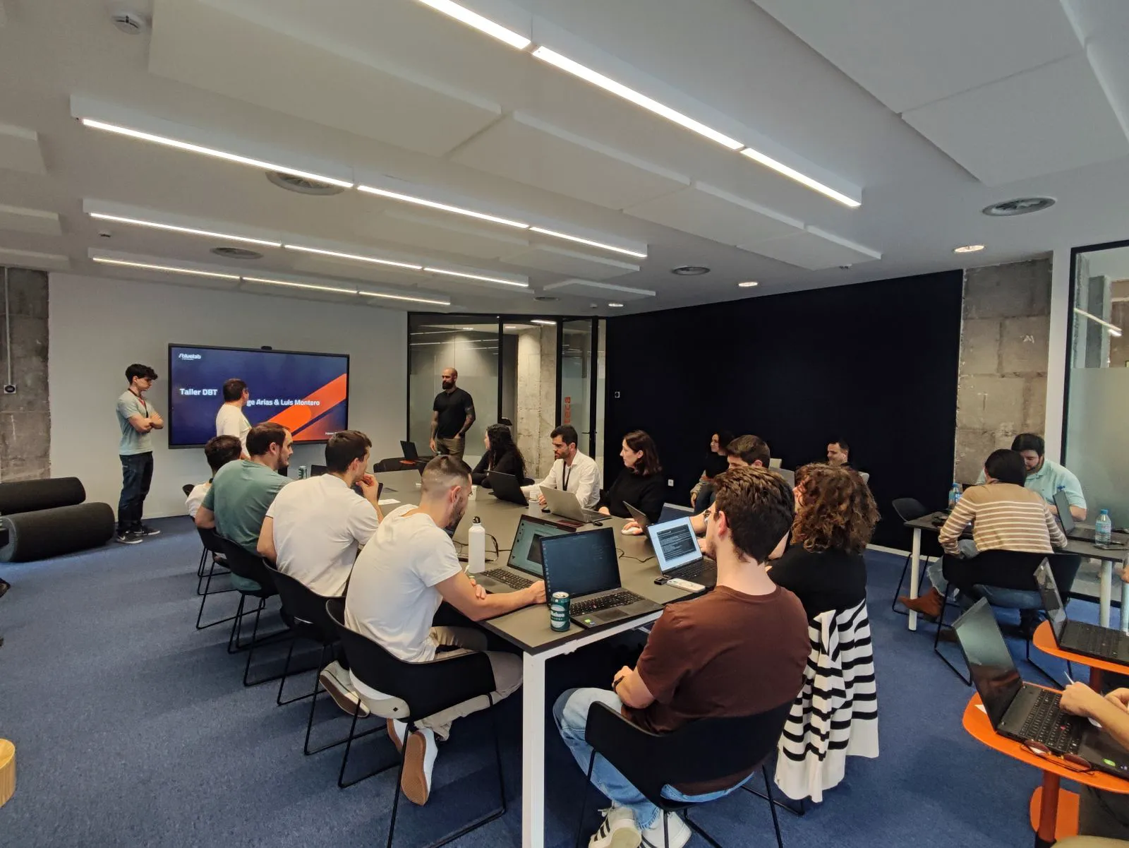 1000097242 Profesionales asistiendo a un workshop colaborativo de tecnología en las oficinas de Bluetab