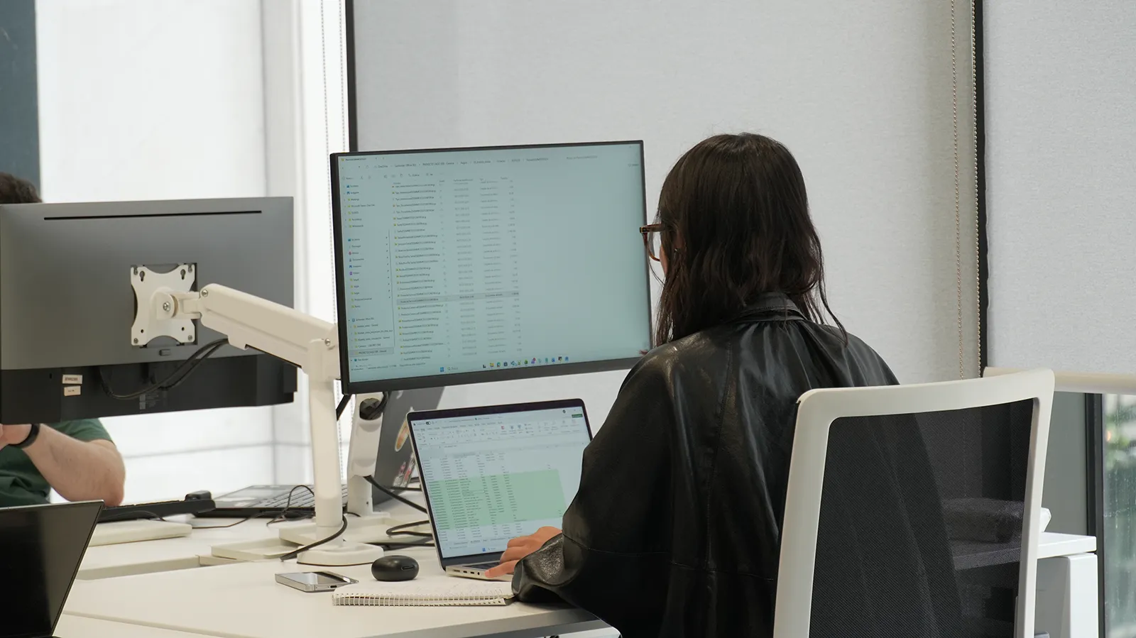 Profesional trabajando con herramientas de análisis y gestión de datos en un entorno colaborativo dentro de las oficinas de Bluetab