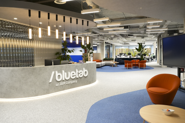 Profesionales asistiendo a un workshop colaborativo de tecnología en las oficinas de Bluetab