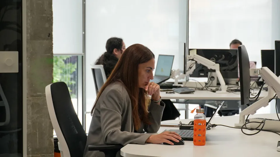 Profesional trabajando en un espacio individual de concentración dentro de las oficinas de Bluetab