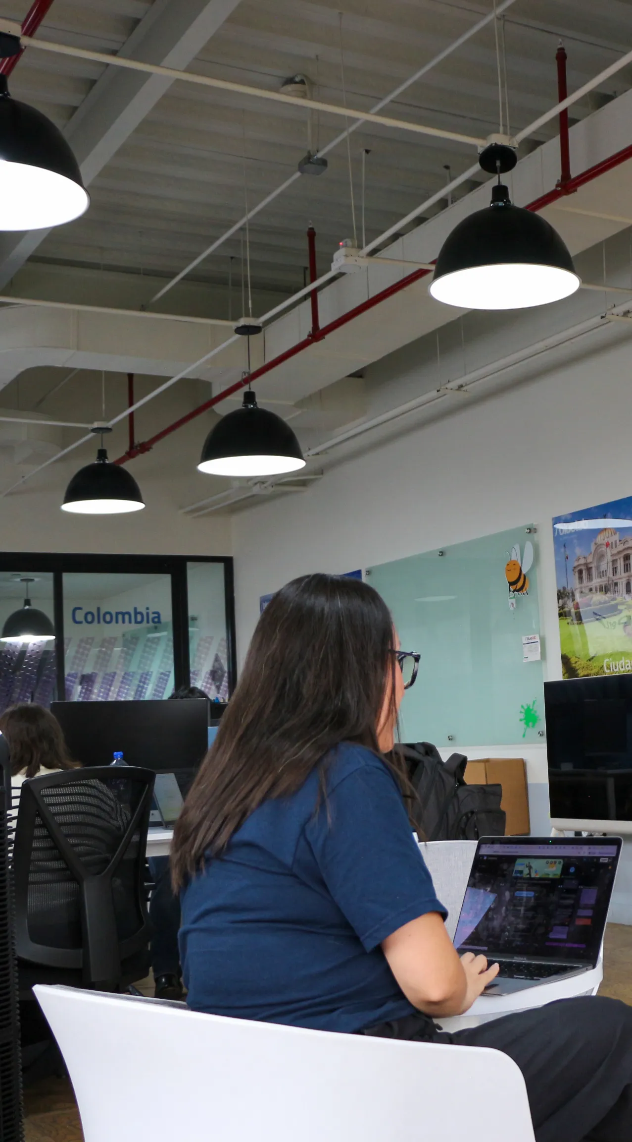 Profesional trabajando con herramientas de análisis y gestión de datos en un entorno colaborativo dentro de las oficinas de Bluetab