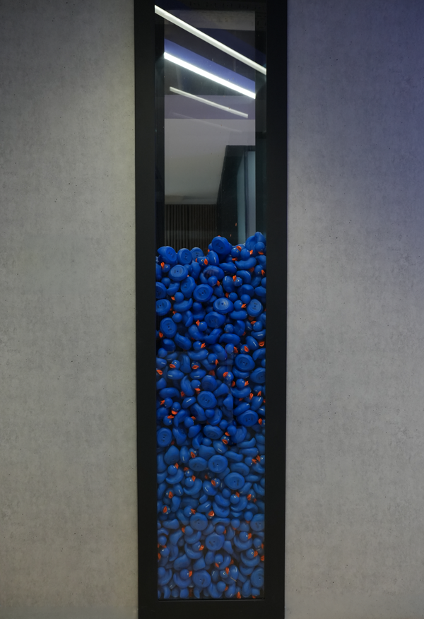 Colaboradores de Bluetab reunidos en una sala de trabajo dentro de una oficina moderna con elementos naturales y ambiente tecnológico